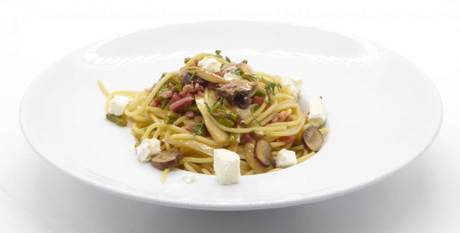 Spaghettis with Serrano ham, mushrooms, asparagus and goat´s cheese
